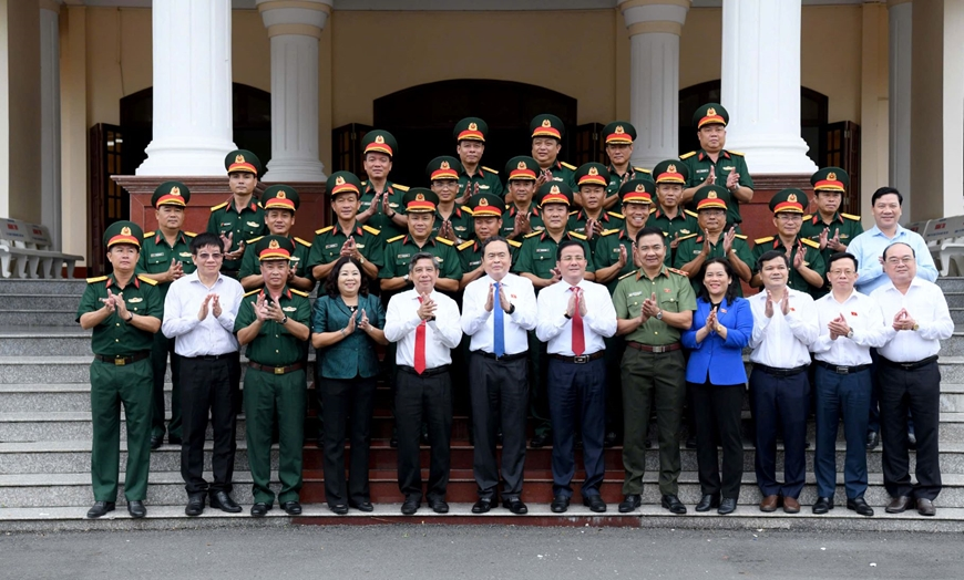 Chủ tịch Quốc hội Trần Thanh Mẫn thăm Bộ CHQS tỉnh Hậu Giang